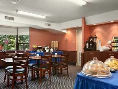 Travelodge By Wyndham Toronto East