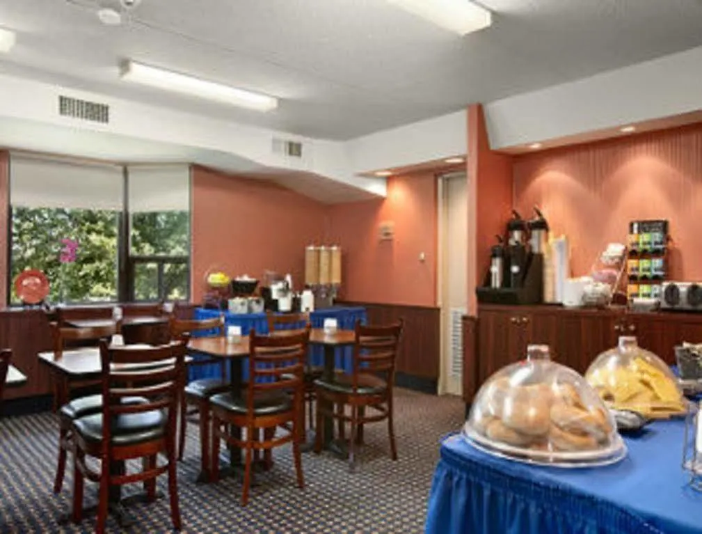 Travelodge By Wyndham Toronto East